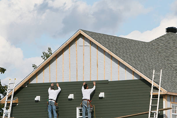 Professional Siding technician working in Glencoe, FL